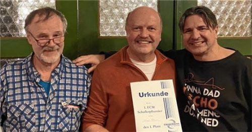 Turnierleiter Ralf Frede (links) und Vereinsvorsitzender Klaus Heidingsfelder (rechts) ehrten den Premieren-Sieger Helmut Pflaum. Foto re