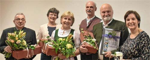Über die Ehrungen freuten sich: (von links) Lothar Heusler, Aleksandra Fusek, Elisabeth Weiß, Dekan Pfarrer Helmut R. Kraus, Johannes Brucker, stellvertretende Pfarrgemeinderatsvorsitzende Irmingard Schmid.Foto Weiss