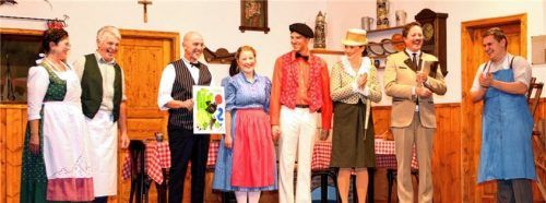 Über die gelungene Aufführung des „Bayerischen Picasso“ freuen sich (von links) Spielleiterin Andrea Zaggl, Thomas Schwaiger, Martin Gasteiger, Ursula Gruber, Stephan Sprinzing, Theresa Kinzel, Johannes Fischer und Lukas Hartig. Foto müller