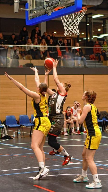 Unter den Körben hatten die Wasserburger Basketballdamen (dunkles Trikot) ihre Probleme. Foto Stefan Pfuhl