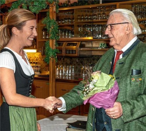 Vereinsvorsitzender Albert Schnitzer überreicht Dirigentin Evi Mittermaier zum Dank für ihr Engagement einen Blumenstrauß. Fotos Kratschmayer