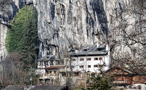 Verkauf, Teilnutzung oder Wiederbelebung? Die Diskussionen rund um die am Fels liegende Gaststätte „Weber an der Wand“ in Oberaudorf gehen weiter. Foto Schmidt
