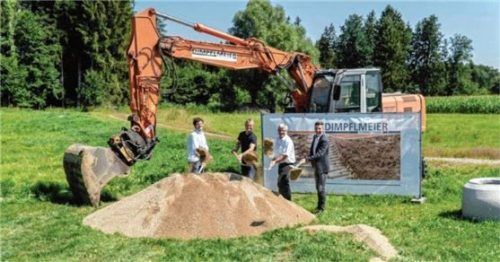 Von links: Franz Spagl vom Ingenieurbüro Lichtenecker & Spagl, Christian Dimpflmeier von der gleichnamigen Firma, Bauamtsleiter Franz Glasl und Bürgermeister Thomas Weber.