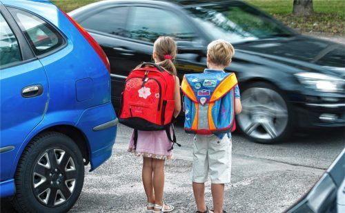 Vor Grundschulen kommt es vor Schulbeginn oftmals zu gefährlichen Situationen für Kinder (Symbolbild). Foto dpa/picture alliance/Patrick Pleul