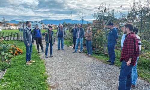 Vorbild Stephanskirchen: Eine Delegation aus Liechtenstein war im Spätherbst zu Gast und informierte sich über Biodiversität. Dabei besuchte die Gruppe den Lehr- und Selbstversorgergarten an der Kreuter Straße. Foto Gemeinde Stephanskirchen