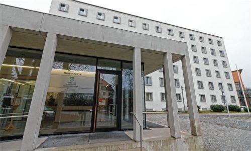 Wegen besonders schwerem Betrug muss sich ein 34-jähriger Serbe vor dem Landgericht Traunstein (Bild) verantworten. Foto dpa