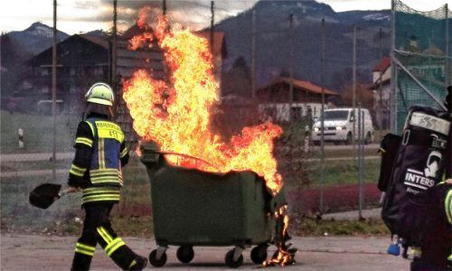 Wegen der erheblichen Rauchentwicklung konnte die Freiwillige Feuerwehr Kiefersfelden nur mit Atemschutz den Containerbrand letztlich schnell und sicher löschen. Foto Hoffmann