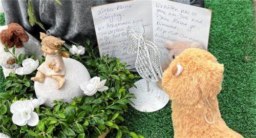 „Wir hätten uns gern um dich und deine Mama gekümmert“, heißt es in diesem Gedenkbrief am Grab des getöteten Säuglings.Foto kas