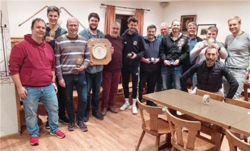 Zahlreiche Sieger gingen aus dem Rosenheimer Triathlon hervor. Den Ehrenpreis als Allrounder sicherte sich Josef Carpus aus Ebersberg (mit Scheibe). Foto Erlich