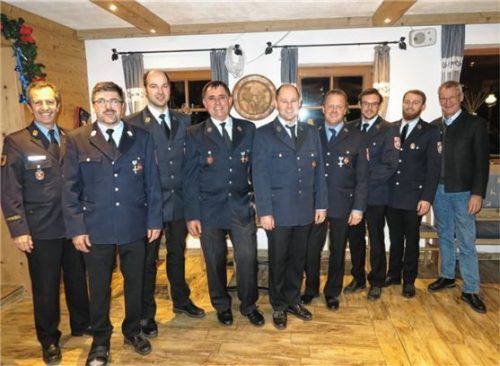 Zu den Ämtern gratulierten Kreisbrandrat Richard Schrank (links) und Bürgermeister Matthias Jokisch (rechts) der neuen Führung der Feuerwehr Großbrannenberg mit (von links) Martin Grad, Sebastian Kolb junior, Bernhard Kreuz, Andreas Kreuz, Hubert Lechner, Michael Bänsch und Franz Schober.Foto  Feuerwehr Großbrannenberg