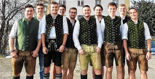 Zur neuen Führungsmannschaft gehören (von links) Simon Buchner, Michael Hell, Christoph Kailer, Fabian Kink, Peter Fortner junior, Vorsitzender Georg Buchner, Benedikt Buchner, Daniel Kink, Dominik Rothbucher und Benjamin Cehajic. Foto  Stübl