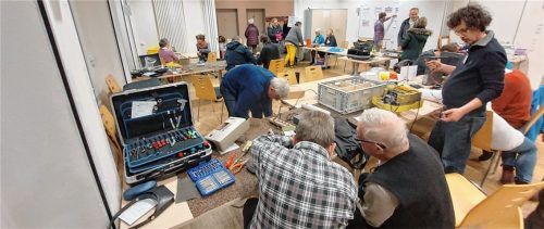 40 Besucher nahmen an der Feier zum achtjährigen Bestehen des Repair-Cafés teil.Foto re