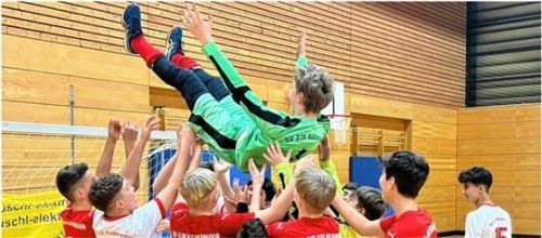 484 Fußballer aus 48 Mannschaften kämpften um den „Elektro-Duschl-Cup“. Die Kolbermoorer C-Jugend feierte ihren Keeper Xaver Ebert für seine Leistung im Penaltyschießen. Foto Neuwirth
