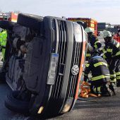 Rettungswagen überschlägt sich