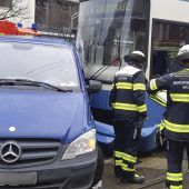 Volltrunkener hat Marihuana im Gepäck Trambahn rammt Transporter In Bäckerei gerast: Frau schwer verletzt