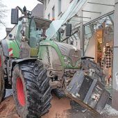 Traktor durchbricht Schaufenster
