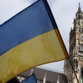 Die Stadt zeigt Flagge für die Ukraine