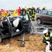 Zwei Tote bei Frontalzusammenstoß auf der B15: Einsatzkräften bietet sich ein Trümmerfeld