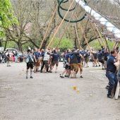 Maibaum mit reiner Muskelkraft aufgestellt
