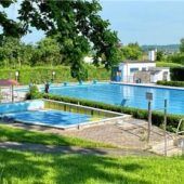 Neuer Oberboden für Schwimmbad