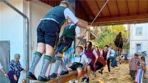 „A g’scheida Kirta dauert bis zum Irta“: Unter diesem Motto lud der Trachtenverein „D’Wendlstoana“ zum Kirchweih-Fest ein. Eine Attraktion war die sieben Meter lange Kirtahutschn.