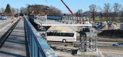 Abbau der Pannenbrücke: An der Überführung der Staatsstraße über die A93 bei Raubling haben die Abbauarbeiten begonnen. Foto Ruprecht