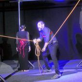 Ein Spiel mit Seilen und Fesseln