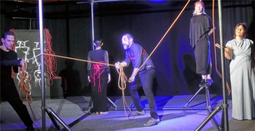 Alle sind verstrickt in die Machenschaften von Akamas (Mitte, Oliver Vilzmann): Jason (links, Andreas Schwankl), die Königin Merope (hinten links, Sara Sukarie), Glauke (hinten rechts, Miriam Brodschelm) und Medea (rechts: Anna März). Foto janka