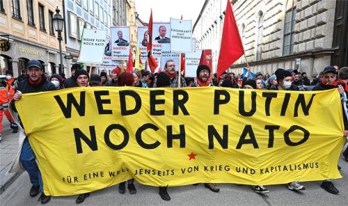 Am Rande der Münchner Sicherheitskonferenz fanden mehrere Großdemonstrationen statt. Sowohl linke als auch rechte Gruppierungen gingengegen die Sicherheitskonferenz und für den Frieden auf die Straße. Foto dpa