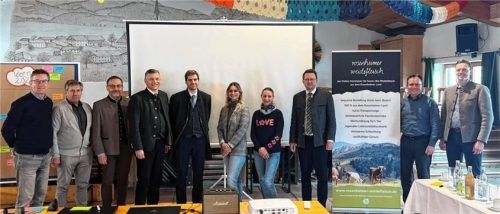 An der Sitzung nahmen teil: (von links) Die Bürgermeister Georg Huber (Samerberg), Wolfgang Sattelberger (Neubeuern), Olaf Kalsperger (Raubling), Anton Wallner (Bad Feilnbachs) und Simon Hausstetter (Rohrdorf), die ÖMR-Managerinnen Stephanie Wimmer und Stefanie Adeili sowie die Bürgermeister Stephan Schlier (Bad Aibling), Daniel Mair (Frasdorf) und Simon Frank (Aschau).Foto Öko-Modellregion