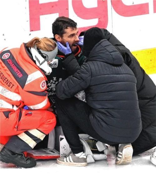 Andi Mechel zog sich nach dem Foul im Heimspiel gegen Bad Tölz eine Gehirnerschütterung zu. Foto  Hans-Jürgen Ziegler