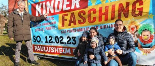 Bad Aiblings Altbürgermeister Felix Schwaller (links), Vorsitzender der Bürgerstiftung, Maria und Florian Schmidt sowie ihre Kinder Maxi, Moritz und Ludwig (von links) sind von der überwältigenden Hilfsbereitschaft in der Region gerührt. Auch der Reinerlös des Kolping-Kinderfaschings kommt dem kleinen Maxi zugute. Foto Hadersbeck