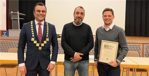 Bad Endorfs Bürgermeister Alois Loferer (von links) mit dem neuen SPD-Marktgemeinderatsmitglied Akdag Türker und dessen Vorgänger Walter Kindermann. Foto kirchner