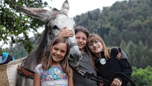 Begegnungen mit Tieren gehören bei den besonderen Erlebnissen im Feriencamp dazu. Foto djd/www.wwf.de/Milena Naß