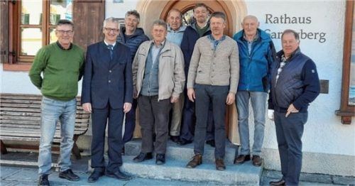 Bei der Feierstunde:  (von links) Bürgermeister Georg Huber, Falk Brem und Christian Traihmer vom Vermessungsamt sowie die Feldgeschworenen Anton Staber, Sepp Staber, Martin Irger, Georg Riedl, Hans Irger und Zweiter Bürgermeister Christoph Heibler. Foto re