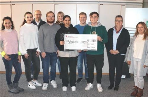 Bei der Scheckübergabe trafen sich (von links) Vereinsvorsitzende Domek-Rußwurm, Erona Istogu, der stellvertretende Schulleiter Christian Melchner, Florian Rauschmayer, Verbindungslehrerin Franziska Arnold, Yasmin Mhadhwi, Martin Feßler, Benyamin Deljkic sowie Schulleiterin Christiane Elgass und Manuela Damköhler, Geschäftsführerin der „Rosenheimer Aktion für das Leben“. Foto  re