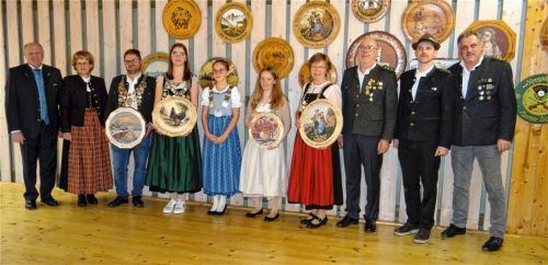 Bei der Siegerehrung: (von links) Bürgermeister Christian Glas, die zweite Moosschützenmeisterin Renate Lindner, die jeweiligen Sieger Benedikt Hundhammer, Lorena Fischer, Franziska Niedermaier, Katharina Stockmeier und Stephanie Riedl sowie Schützenmeister Donat Fischer, Altschützenmeister Michael Feichtner und Jungschützenmeister Franz Riedl. Foto Hering
