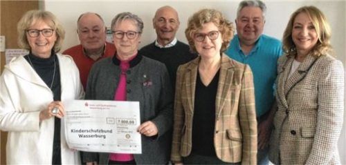 Bei der Übergabe: (von links) Kinderschutzbund-Vorsitzende Irmgard Bauer, Theo Danzl, Präsidentin Cirsten Brandt und Peter Schwertberger von Rotary Club RC Wasserburg, Magdalena Restle vom Kinderschutzbund, Klaus Wagenstetter vom RC Wasserburg und Kinderschutzbund-Geschäftsführerin Marianne Guggenbichler. Foto re