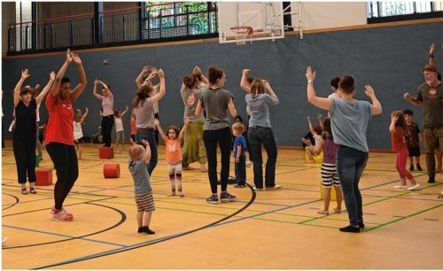 Beim Eltern-Kind-Turnen können Kinder schon ab einem Jahr mitmachen, natürlich gemeinsam mit den Eltern oder Großeltern. Foto dpa