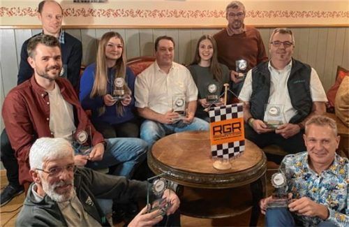 Beim Neujahrsempfang der RG Rosenheim gab es einige Pokale: (von links) Siegi Schrankl, Paul König, Josef Haagn, Gaby Dobrescu, Christian Tusch, Sandra Ettenhuber, Markus Wielsch, Frank Huber und Andreas Schlemmer. Foto RG Rosenheim