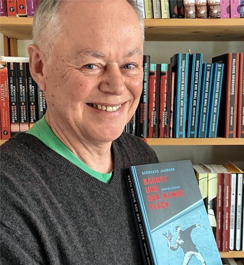 Bernhard Jaumann mit seinem Buch „Bansky und der blinde Fleck“, Verlag Galiani Berlin 2023, 315 Seiten, 17,50 Euro. Foto  Janka