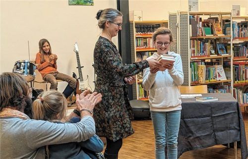 Bettina Sölch überreicht Gewinnerin Sophie Eickmann ihre Siegerurkunde. Foto Aberle