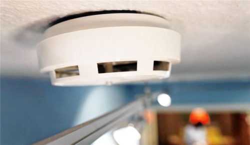 Bevor sie Feuer legte, demontierte eine 61-jährige Frau laut Anklage alle fünf Rauchmelder (Symbolbild) in ihrer Wohnung. Die Staatsanwaltschaft wirft ihr deshalb versuchten Mord in acht Fällen vor. Foto dpa