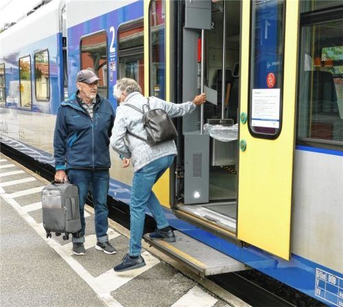 Bislang war die Höhendifferenz von knapp 60 Zentimetern auf Bahnsteig eins für Rollstuhlfahrer, ältere Menschen oder Eltern mit Kinderwagen ein nahezu unüberwindliches Hindernis. Foto Franz Hoffmann