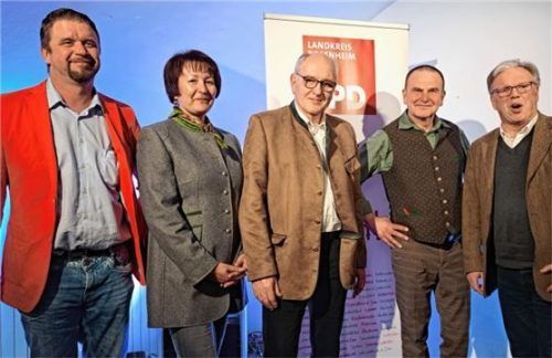 Blick auf die Landtagswahl im Oktober: (von links) der stellvertretende Kreisvorsitzende Sandro Kotte, Bezirkstagskandidatin Petra Keitz-Dimpflmeier, Landtagskandidat Heinz Oesterle, Kabarettist Jörg Herwegh und Wasserburgs Bürgermeister Michael Kölbl.Foto  re