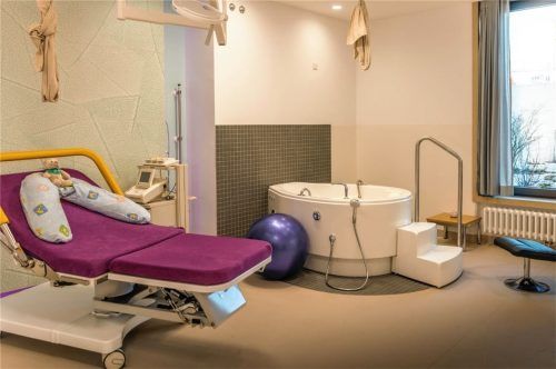 Blick in einen der drei Kreißsäle in der neuen Romed-Klinik Wasserburg. Foto Romed