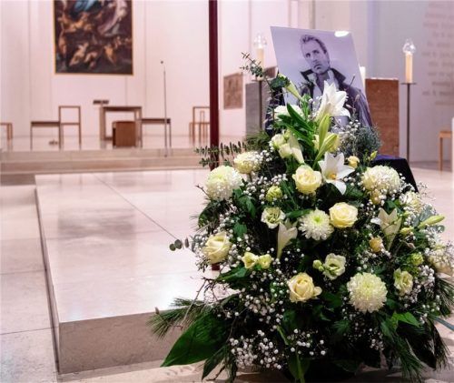 Blumen und ein Bild von Siegfried Fischbacher stehen vor Beginn der Trauerfeier für den verstorbenen Magier in der Kirche St. Nikolaus. Foto Hoppe