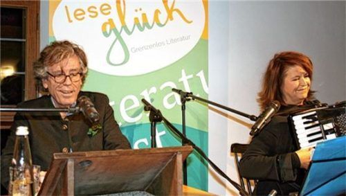 BR-Moderator und Historiker Gerald Huber und die brillante Akkordeonistin Maria Reiter spielen im ausverkauften Tagungsrestaurant „Ex libris“.Foto Weis/Kloster Seeon