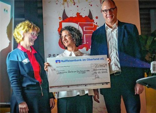 Brannenburger Personal-Coach Diana Fuchs (Mitte) übergab den Scheck über rund 21000 Euro an die RosenheimerLacrima-Leiterin Beate Düntsch-Hermann und Martin Swoboda, Vorstand der Johanniter Südost-Oberbayern. Foto Bieber