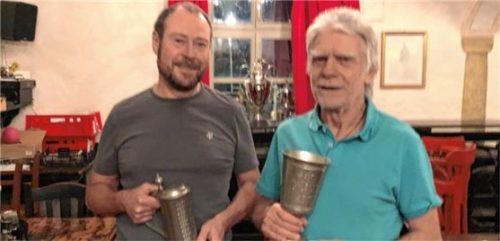 Brüderlich geteilt – oder vielmehr getauscht – haben (von links) Pokalsieger Hans-Peter Kremers und Clubmeister Gerd Heger ihre Auszeichnungen. Foto re